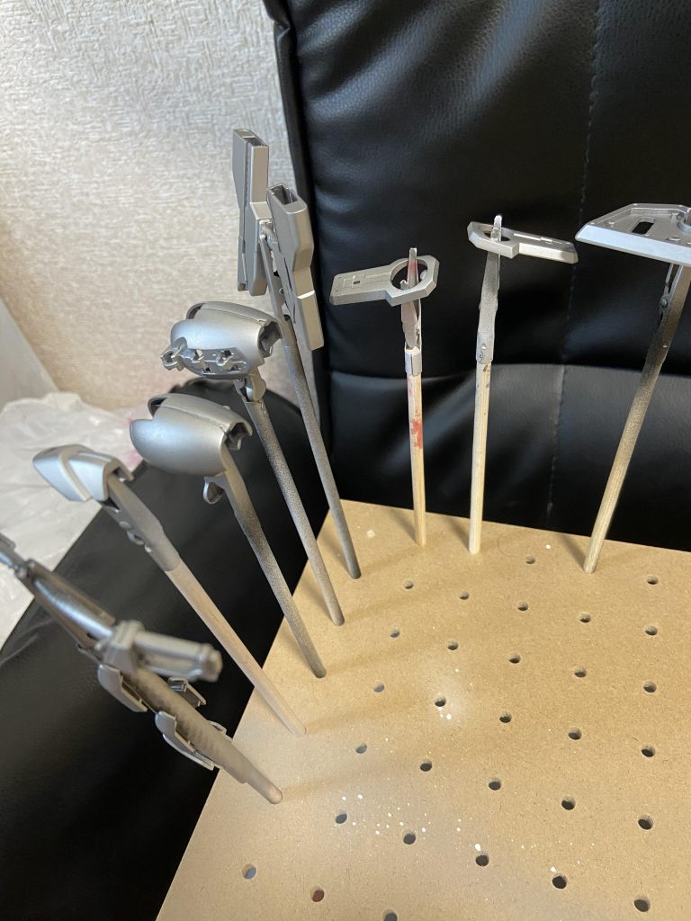 何時もはグレーかホワイトのサフ一色でしたが、今回はカラー別にサフも使い分けを試して見ました。
白部品は、黒サフ→シルバー→つや消し白
黒部品は、白サフ→ネイビーブルー
内部フレームはメカサフのグレー
他の色部品は白サフ。