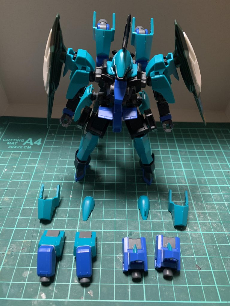 ## 〜製作途中〜
グレイズリッターとシュヴァルべグレイズをベースにミキシングし、ヒイロ専用カスタムグレイズに仕上げました(o^^o)
余剰パーツなどが多くあったので、コンパチ式にして色んな形態に組み替えて遊べる様にしました( ・ㅂ・)و
お陰で想定以上に色んな形態が出来て、とても満足しています(๑˃̵ᴗ˂̵)
## 〜使用した塗料〜
前列左から順にバーチャロンカラー焔朱、メカトロウィーゴカラーらいとおれんじ、ボトムズカラーコバルトグリーン、ガイアカラーエメラルドグリーン、Mr.カラー黒鉄色、ガイアカラー Ex-シルバーを用いて機体の共通部分を塗装しました。
上段左から順にMr.カラーデイトナグリーン、ガイアカラービリジアングリーン、Mr.カラーターコイズグリーンを用いて換装部分のパーツを塗装し、各換装状態の印象が変わる様に意識しました。
特に前列左の赤黄緑色はかなりお気に入りで自分のパーソナルカラーとしてよく用いています(・ω・)ノ