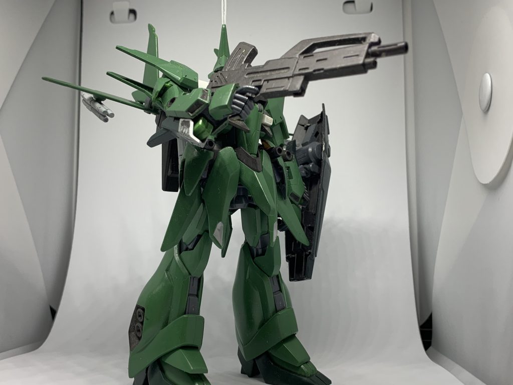 ギラ・ドーガ用の指揮官用マシンガン。
旧キットから頂いてきました。
盾はリバウに付属していたものを加工。
肘とスカートもリバウ。
バウを買ってからリバウを買ったのでとても辛かった。