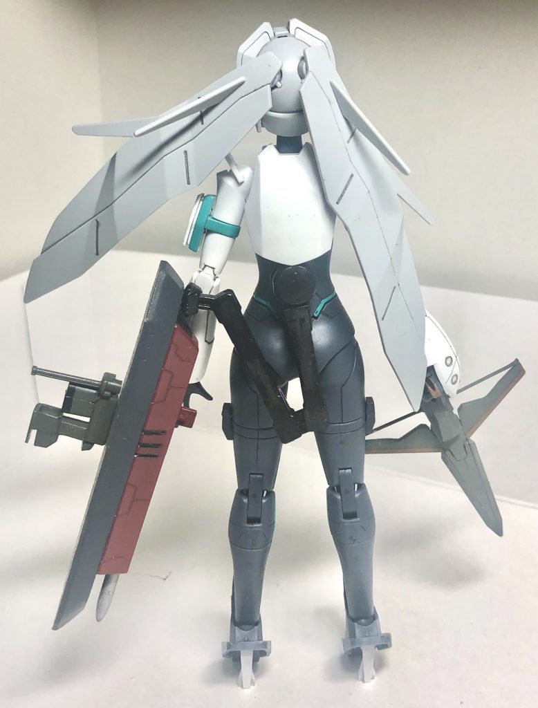 とりあえず装備単体状態でのフロントとリアです。
バインダーの接続アームはメイのスタンド用の接続穴を利用しています。