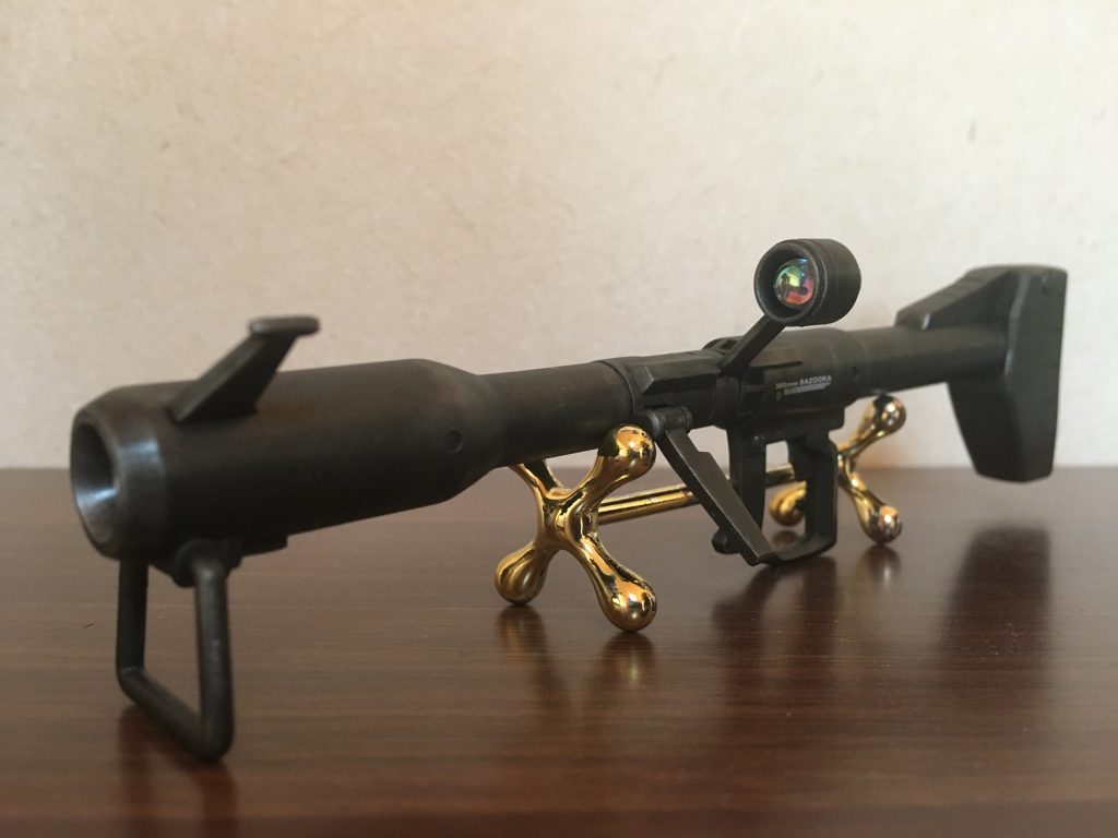 ジャイアントバズは玩具っぽいデザインなのであまり好きではないのですが、結構カッコ良く出来た。
スコープはハイキューパーツのGEMドーム(オーロラ)、黒鉄色につや消しトップコートを吹いてウェザリングマスターのシルバーで仕上げ。