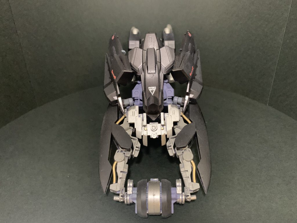 正面
流線型の厚い外部装甲に加えMSフレームと同素材で作られたフレーム及び前輪は高い防御能力を持ち 敵機からの攻撃を防ぎつつ敵の防衛網を突破する事が可能となっている
またその装甲の厚さと重量から質量攻撃も可能としている