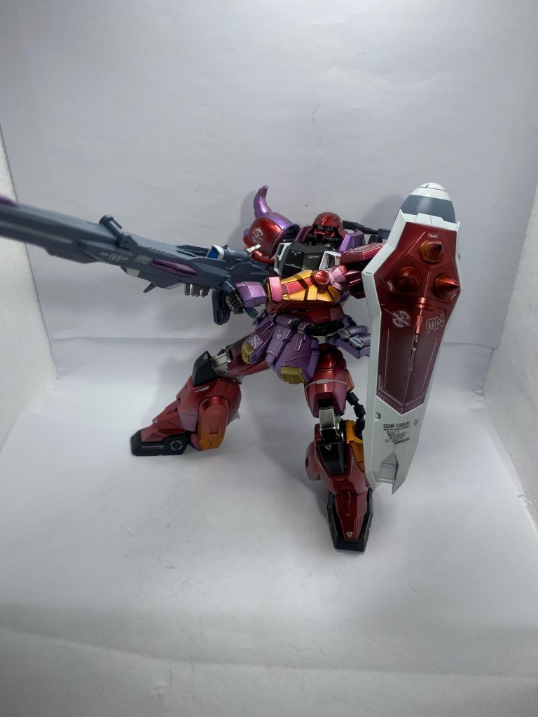 オルトロスが大きい(長い)ので写真におさめるのが難しい。
ザクウォーリアといえばこのポーズだと思うのですが納得のいく写真が撮れませんでした。