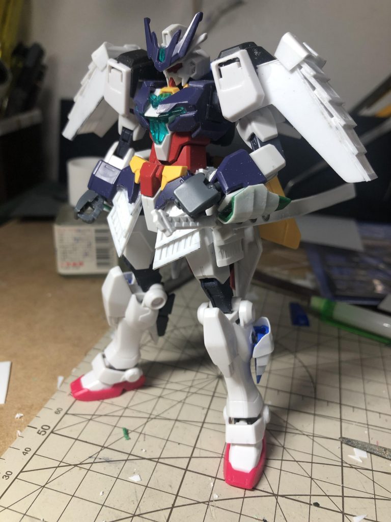足とスカートの一部や肩パーツがベースガンダム、それ以外の白い部分はほぼプラ板工作で出来ています。