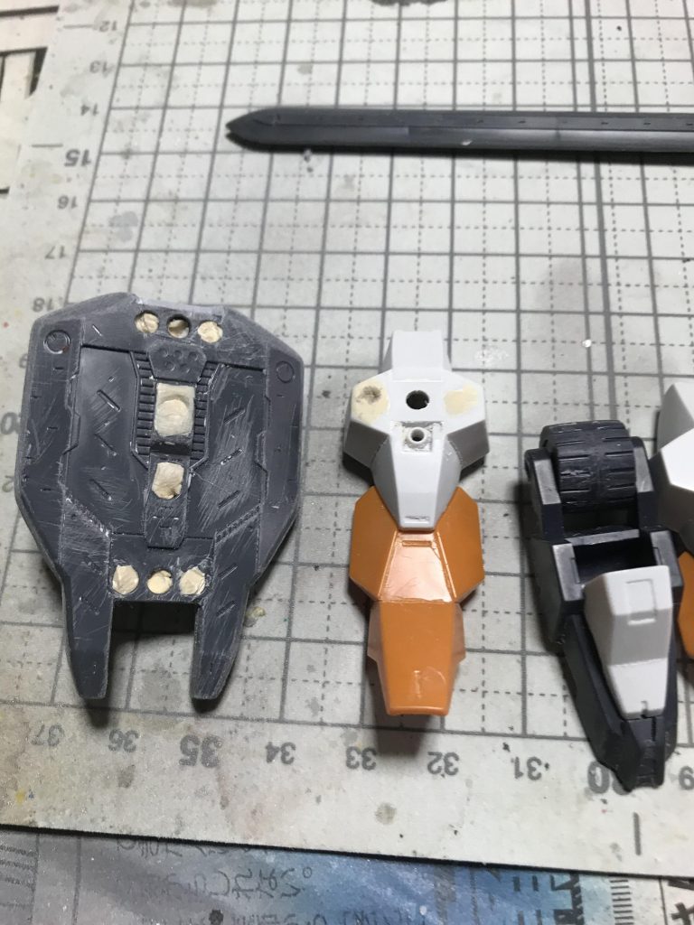 グランドダグオンのシールド・足首パーツと足パーツのポリパテで 少々改修しました。