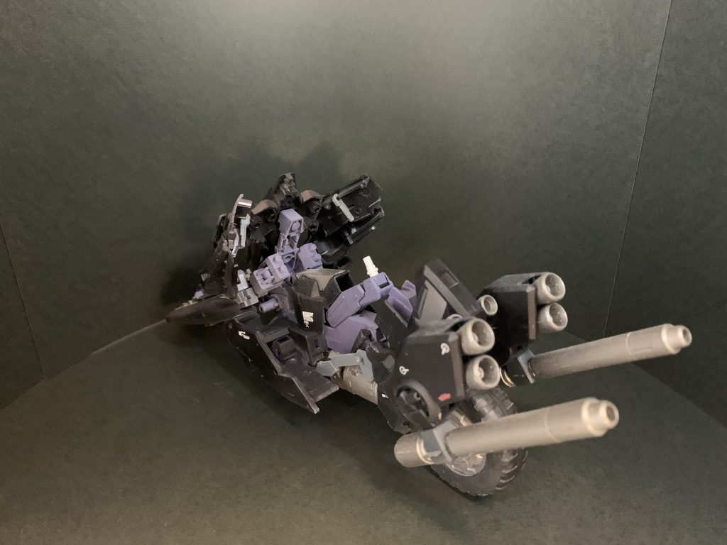 後方
後方に複数配置された大出力のバーニアが生み出す莫大な推進力は並のMS程度では追い付く事すら出来ない程と言われている
その推進力を左右にコントロールするにはMSごと重心を移動させなければならない為並のパイロットでは最大出力での運用は難しいとされている