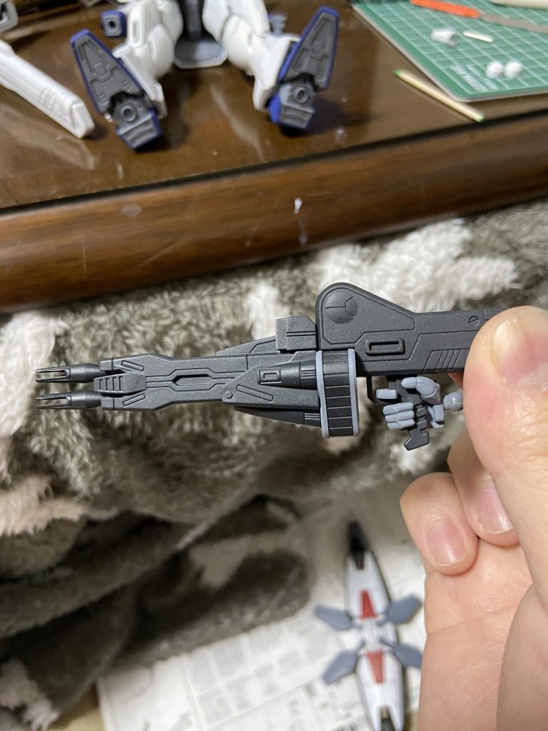 ちょっと分かりづらいですがライフルの先端を削り、ディテールアップしてます。
MG Xの手首パーツではディバイダーのライフルが持てない為自分は皆さん嫌がって居る旧キットディバイダーの手首をそのまま採用し、握らせました。違和感ない様に手の甲のモールドを消してプラ板を貼り Xっぽく加工はしてます。旧キットの手首は稼働もするのでエアマスターもレオパルドも手首はそのまま使用しています。