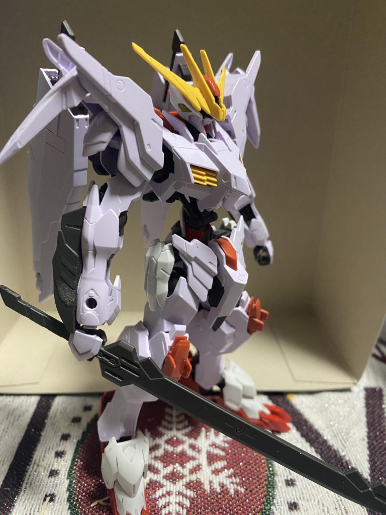 マルコシアスは立たずまいが元々カッコいいのですが私の妄想内ではスタイリッシュな隠密性のある機体ってのを目指したかったのでバックパックや腰は元の印象からは大まかに変更しています。