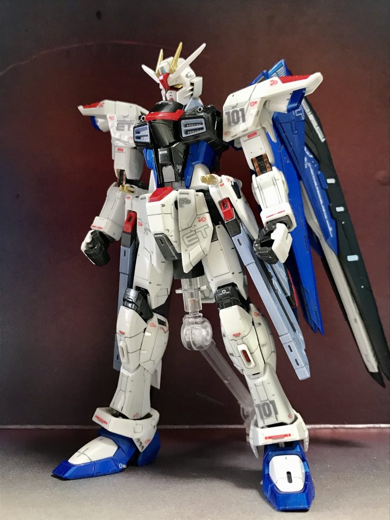 ウイングを背負うと自立できません…。特に股関節が緩くて重みに耐えられません。また、肩まわりも緩くて、あらゆるポージングが決まりません。