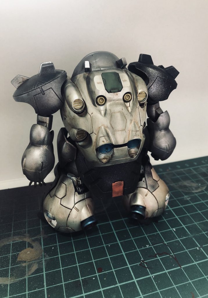 地上もしくは火星戦のヴィネットを制作予定なので重いカラーリングで全身をウェザリングでワントーン下げています。