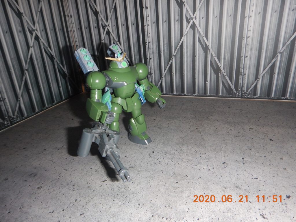 サイコモック
バックパックと腰にファンネルを装備した指揮官機。