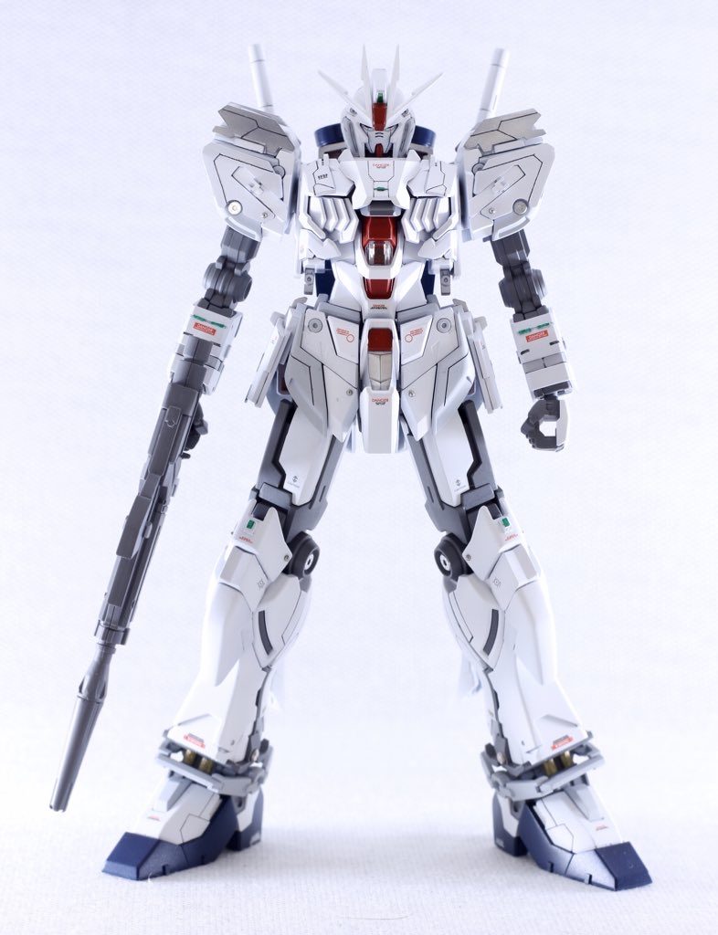 正面は結構気に入ってます。
彫りが深いというか、のぺーっとした機体じゃないので陰影が付くとかっこよくなります。