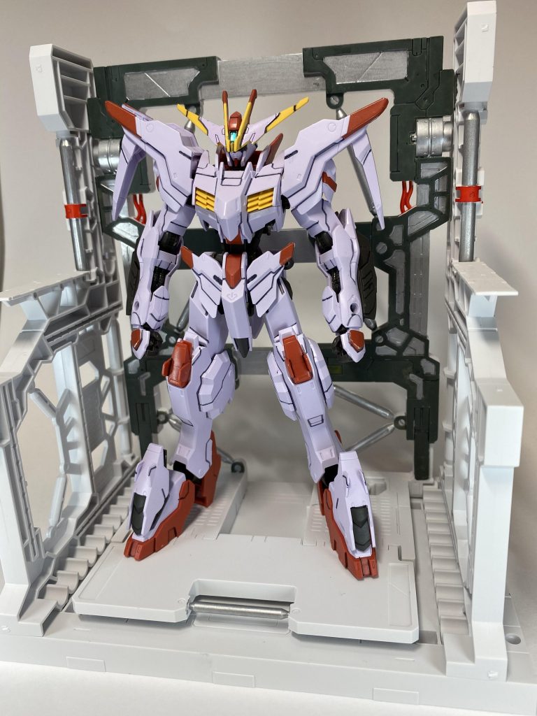 HGとのサイズ感はこんな感じ。
幅はけっこうあるので、太い機体もいけそう。