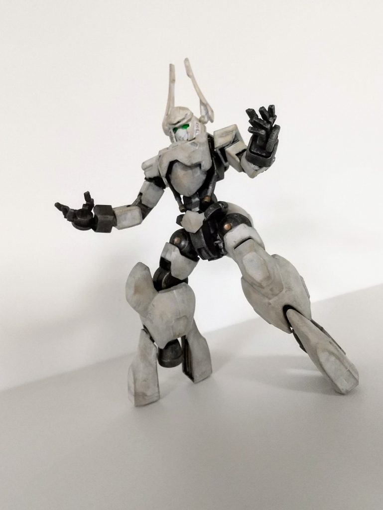 ツノは本来、突き刺して内部を破壊する電撃角。
放電機能が電磁加速の障害から機体を守っている、重要かつ弱点となるパーツ。