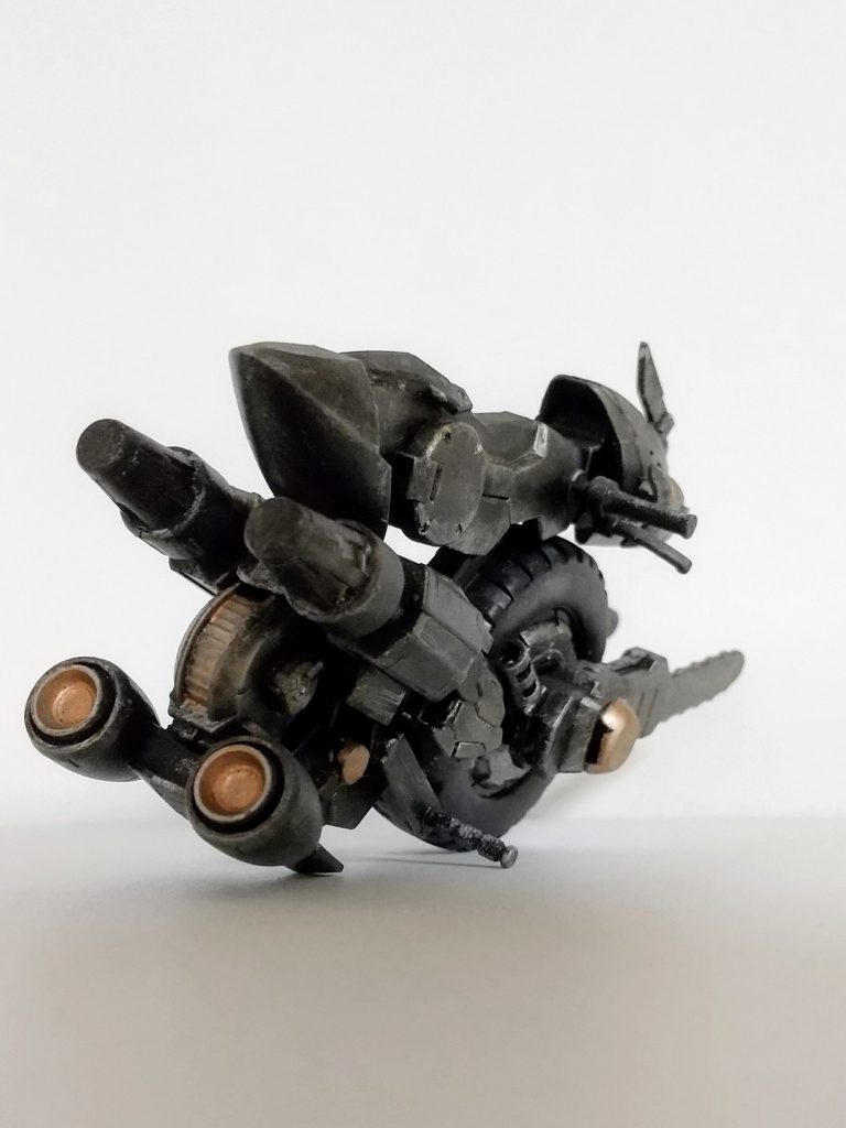 パイロットの安全を顧みなければエイハブリアクターによる高出力と慣性制御により、物理を無視したような機動が理論上可能(二段ジャンプや空中に留まって回転するなど)。