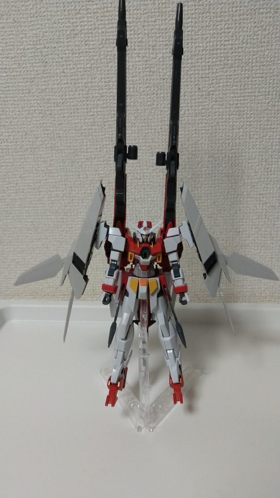 【ウルトラマグナス・モビルスーツ形態】
ダブルバレットのコンセプトを排除して追加のオプション実証試験に特化した機体。
両肩に大型可変翼一体型のビーム砲、背後にシグマスキャノンを超長距離様に改修したマグナスキャノンを搭載。
大型可変翼には隠密性を高める為に機体を急速冷却する機能や熱源を発せずに移動するための推進機能などが試験投入されている。