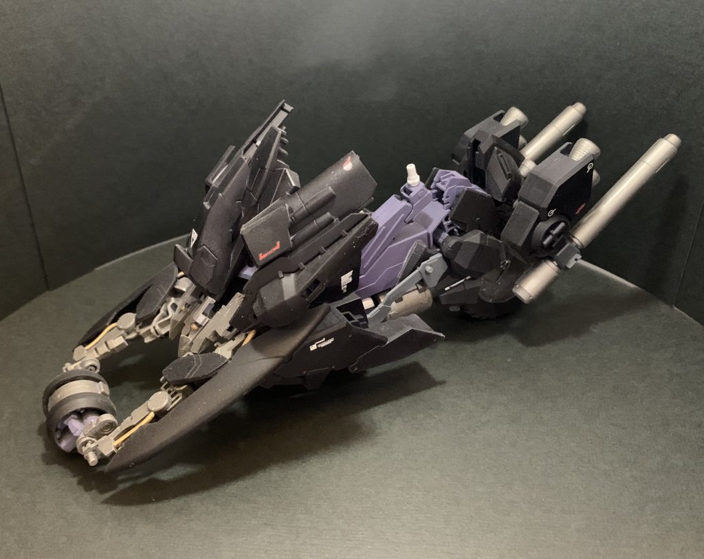 設定
地上における長距離のMS輸送の他 敵陣営の突破及び敵本拠地への強襲を目的とした運用が主眼に置かれている
動力源は単体運用時には化石燃料を使用しMSとの運用時にはMSのエイハブリアクターが主な動力源となっていて
ガンダムフレームの持つツインリアクターと接続した場合の出力は通常のMSとの接続時と比べおよそ3倍と言われている