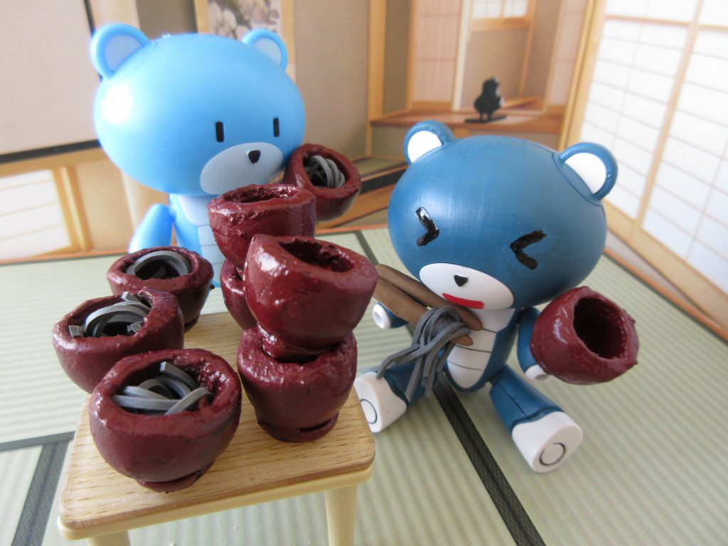 全体図。お椀は紙粘土で作成、そばはグレーの輪ゴムを使用してます。紙粘土はパテよりも扱いが難しく成形が大変でした。