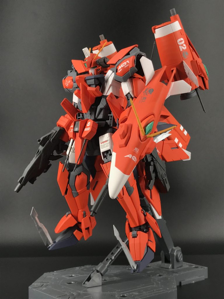 バックパックを背負うことでカオスガンダムのような状態に。
機首兼シールドはジャスティスのシールドみたいな感じでビームリフレクターを展開しながら防御って感じですね