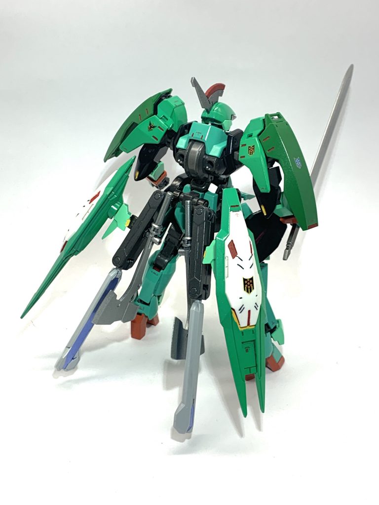 ## 〜イシュー家近接戦仕様〜
グレイズリッターの背面に大型ブースターユニットを装備し、近接戦闘に特化した形態。
式典を意識したスタイリッシュでシルエットや射撃武器を装備せず正々堂々と戦う姿は、地球外縁軌道統制統合艦隊を束ねる第一党家門イシュー家らしい高潔さを放つ。