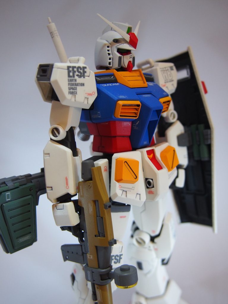 本体は基本のトリコロールカラーですが、武装類の色を変更してみました
シールド裏にビームサーベルのマウントがありますがキットには2本しか付いてないので、ジャンクパーツからグレネードっぽい物を自作