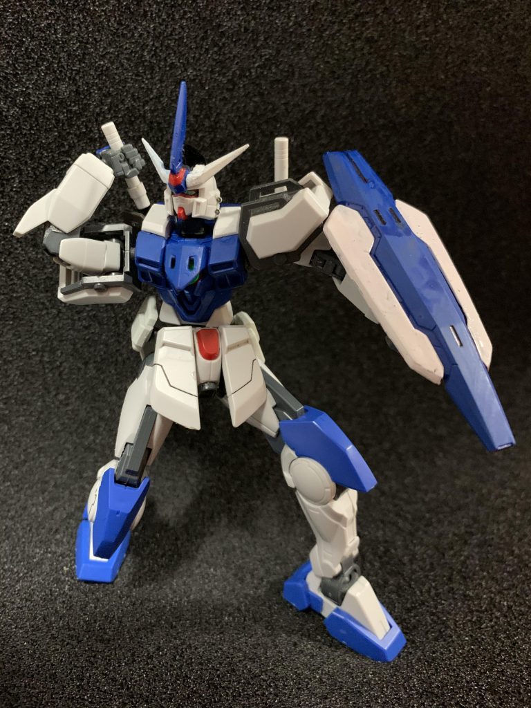 アクションポーズ2
バックパックのビームサーベルは、自在に稼動できるのであらゆる位置から取り出す事を可能としております。