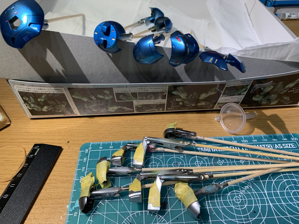 水性ホビーカラーのシルバーとクリアブルーで塗装