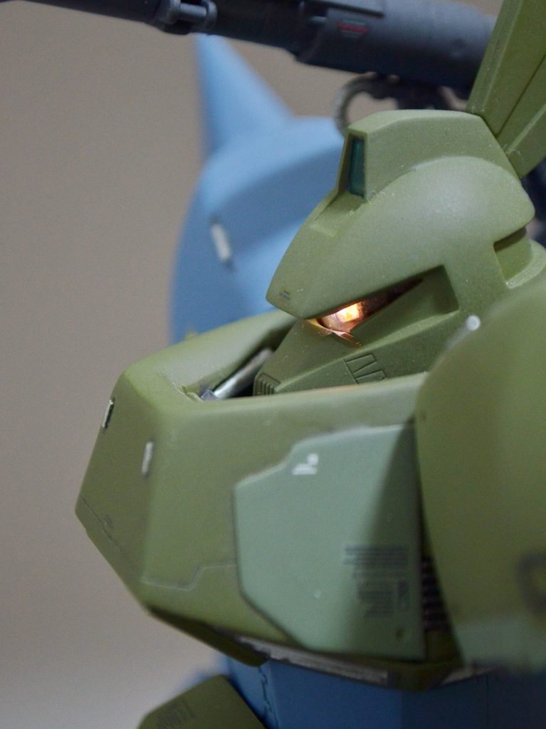 バックパックにボタン電池を仕込んで、モノアイにLEDを仕込んでいます。