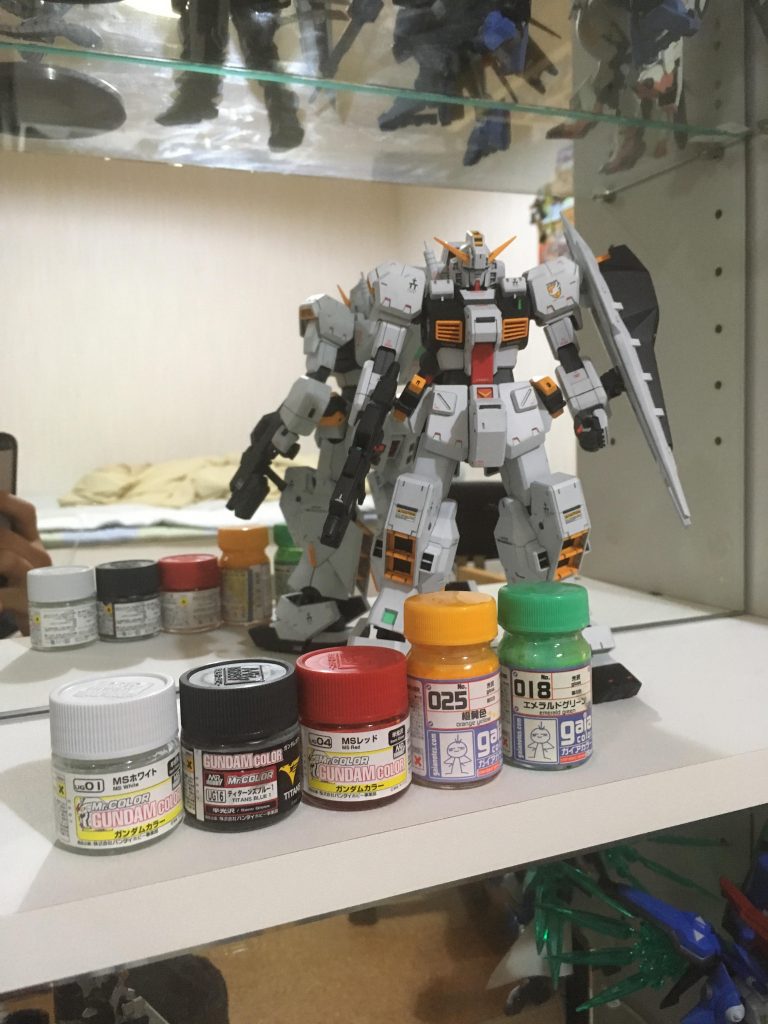 今回使用した塗料です。
濃紺のパーツのみティターンズブルー1に黒を少々足しています。
また、仕上げとしてガイアカラーのexフラットクリアーにMr.カラーのフラットベース なめらか･スムースを1瓶足したものを使用しました。