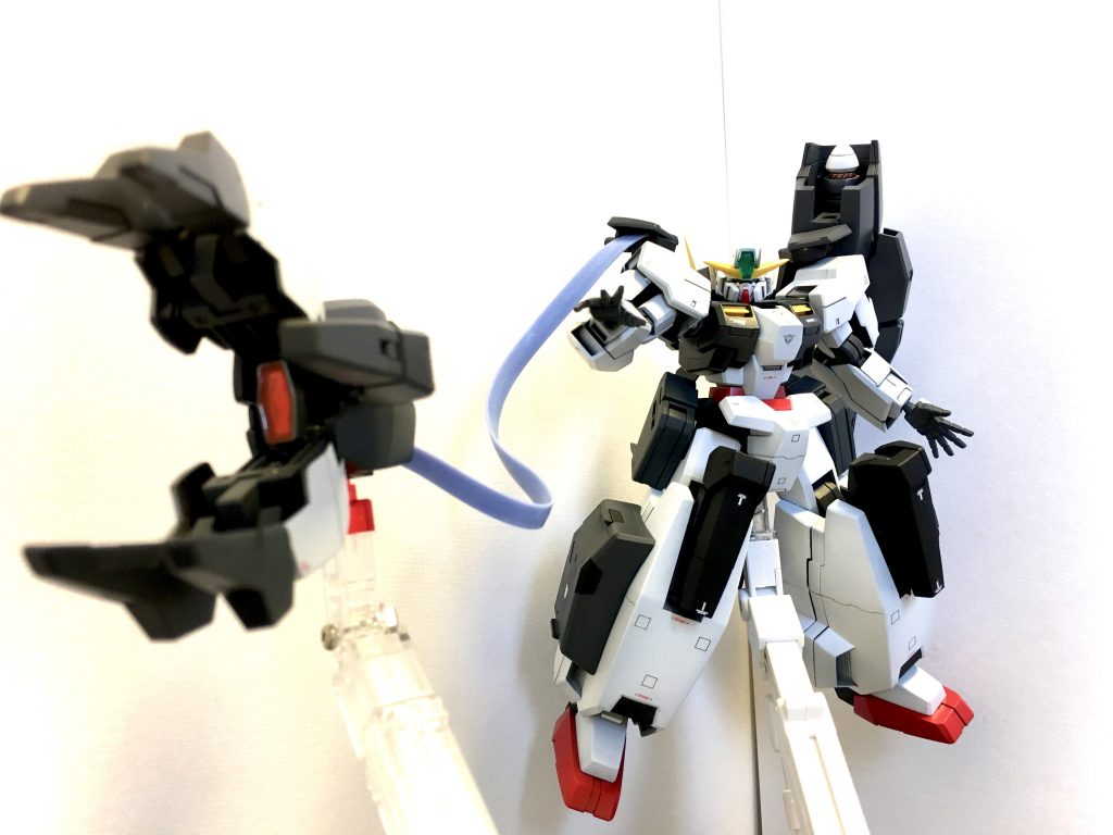 エクシアの粒子供給コードと同素材でイメージしました。　ナラティブガンダムにもありますが、有線式の遠隔武装もいいですよね。