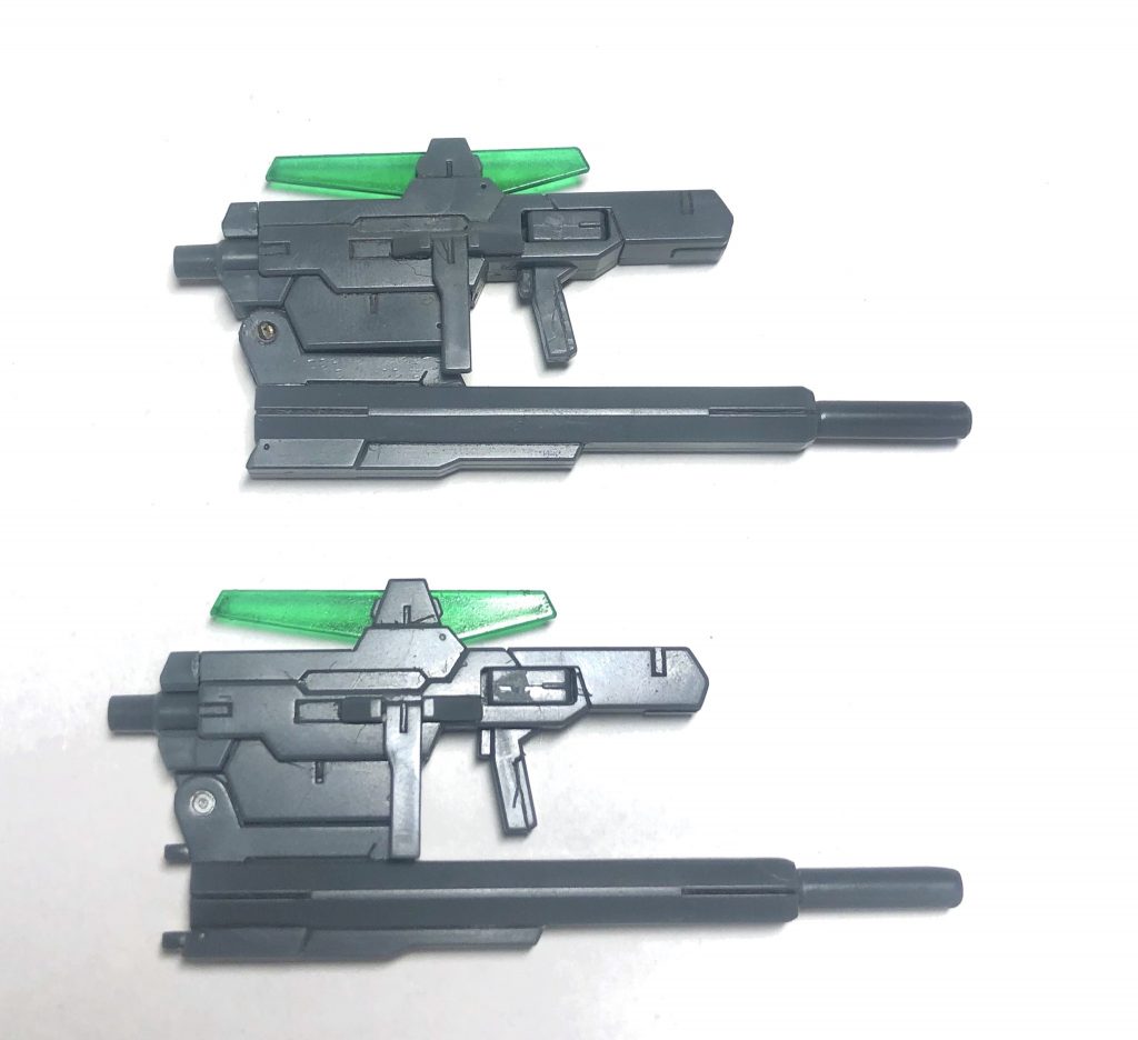 上(改造版):最後に銃身を本体後部側へスライドさせます。
下(既製品):最後に銃身を本体下部の接続ピンへ付け、本体後部側へスライドさせます。
これでバルカンモードの完成です。
こっからは制作風景になります。