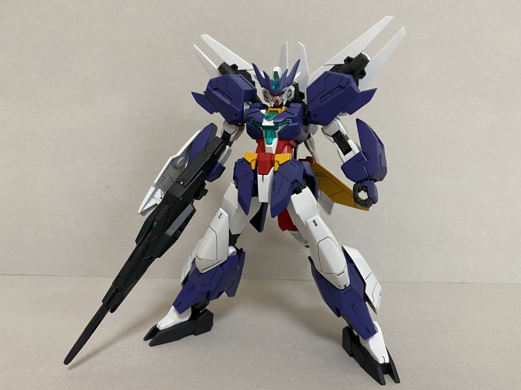 ユーラヴェンガンダム
コアガンダムIIとウラヌスアーマーが合体した形態。主役級では珍しい狙撃戦に特化した装備です。ビットの肉抜きを埋めたことで見栄えが良くなったと思います。各部に追加したディテールも上手く馴染んでくれました