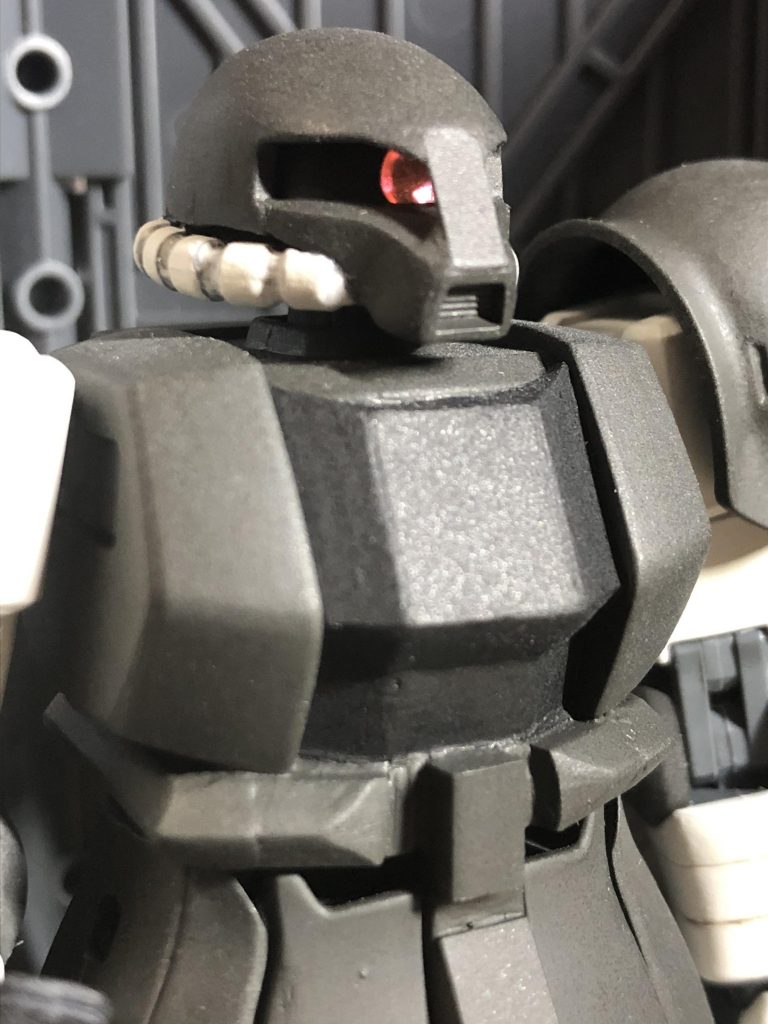 モノアイはH・アイズの裏にラピーテープを貼り、それをボンドで接着しています。