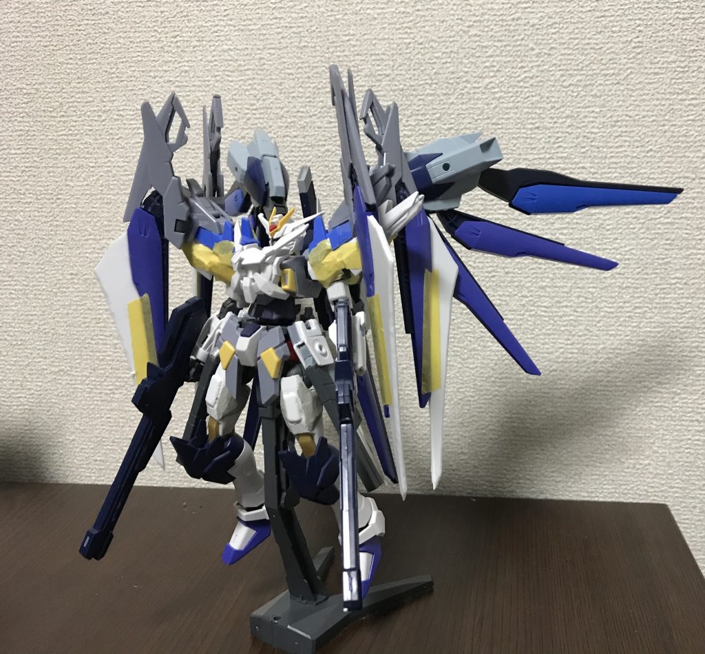 このように肩のジョイントを使って4本の剣をマウントさせたかったのですが、塗装段階で一本ポッキリ逝ってしまいました…(´；ω；`)
冒頭のメイン写真では既に二本取り付けてありますが、修復次第改めて投稿しようかと思ってます…
また、足とバックパックにアメストフリのものを使用しバインダーはライトニングガンダムの足パーツを使いました。
胴体と腰はage-2マグナムの物を使用しました。そうなんですこの機体、ベースはストフリと言いましたが実際は様々な機体からパーツを拝借した構成になっているので、ストフリのパーツは頭部と太腿、ドラグーンとそのバインダーぐらいなんですよね。