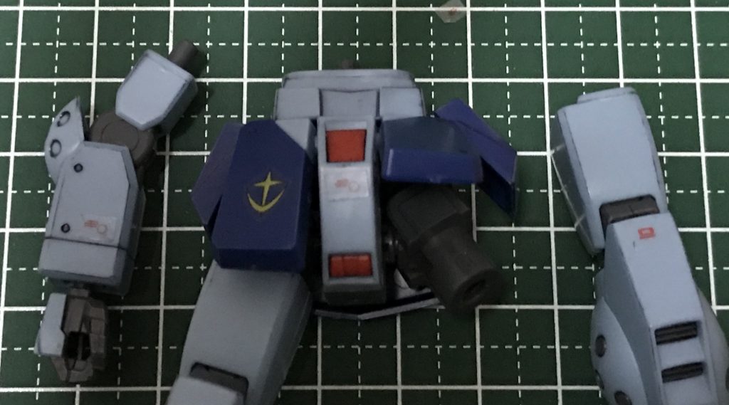 腰アーマーを中央でカットして左右独立可動出来るように変更。
上腕、腰、太腿を、ランナープラ板で延長して、好みのシルエットにしています。
塗装はガンダムマーカーでの部分塗装とドライブラシですが、
バイザー塗装中にガンダムマーカーの塗料が溢れ出てきて泣きそうになりました…