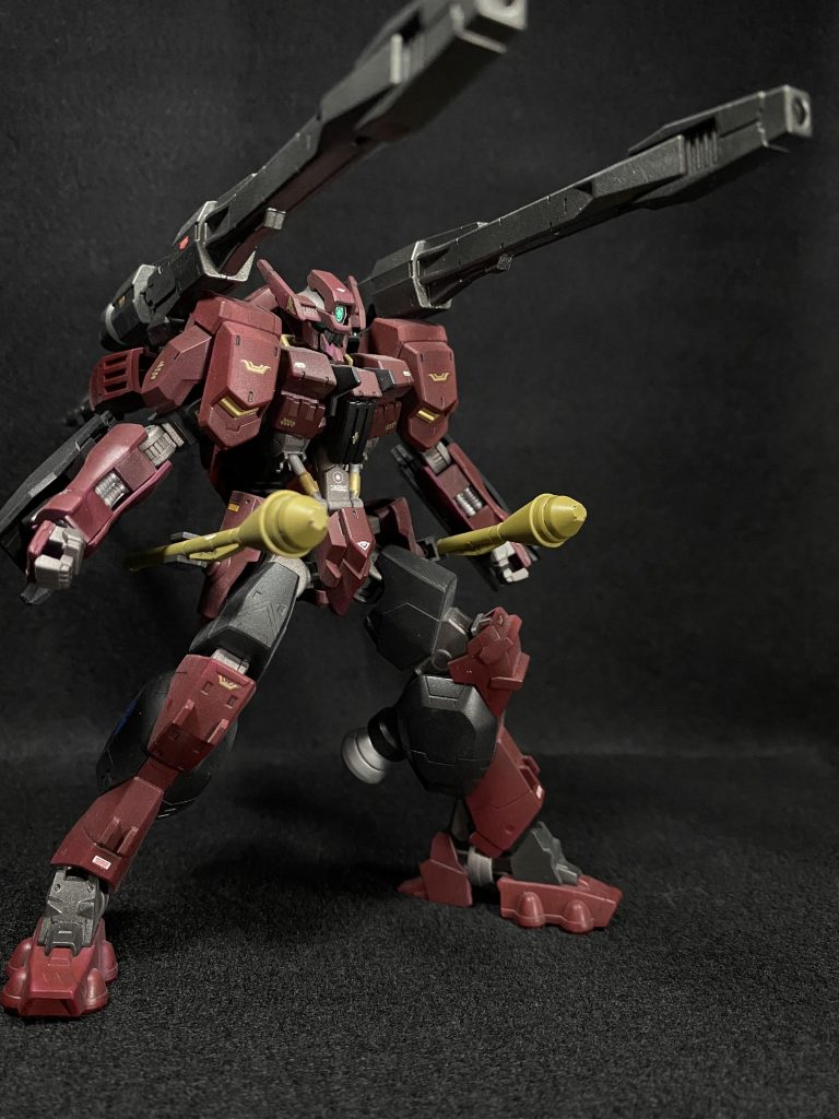 まぁ腰のレールガンを外したのは、腰にショートバレルをつけるためのジョイントが背部長距離用レールガンと兼用なので、どっちかしかつけられないだけの話ですが…w
個人的にはシュツルムファウストを現実のパンツァーファウストみたいなカラーリングにしたのがとても気に入ってます。