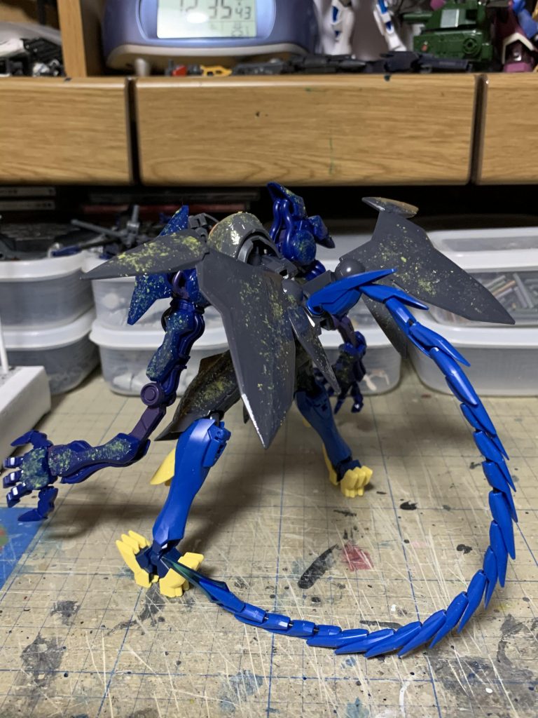 全身にタミヤセメント塗ったくって、プラ削りカスをまぶしてタミヤセメントをさらに塗ったくって、ぶつぶつ表現をしています。
ひたすら削りカスを量産する作業はシンドカッタ…