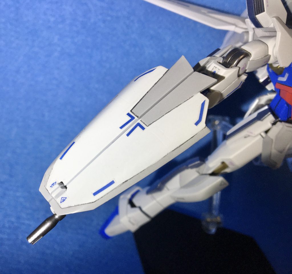 シールド部分は1/100Xディバイダーのディバイダー(盾)のフチ部分を切って幅調整した上で流用。