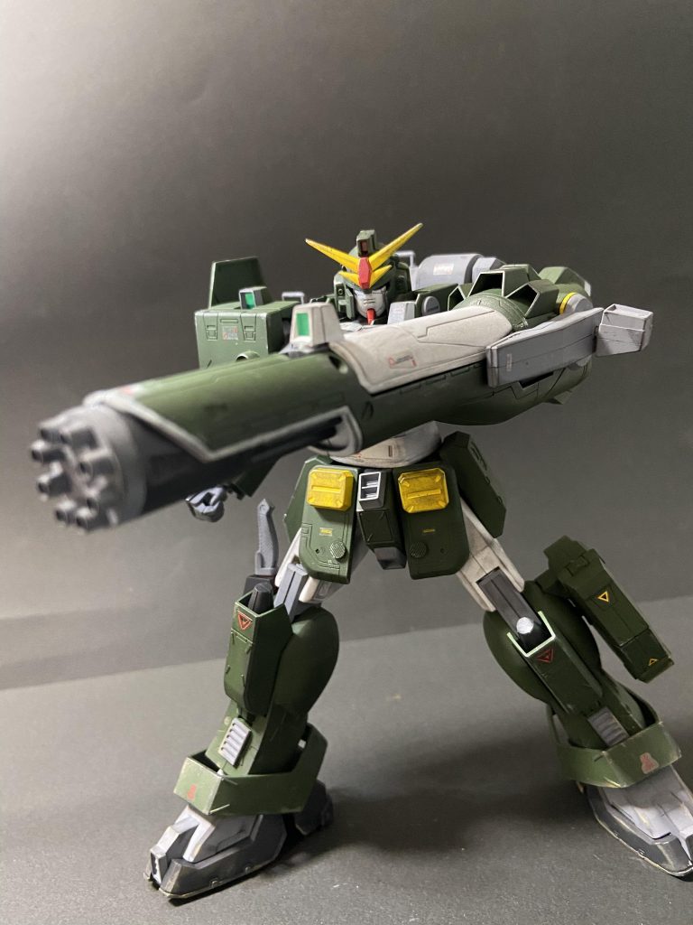 ポリキャップ隠しにもコトブキヤさんのディテールアップパーツを使用し、上手く隠しています。