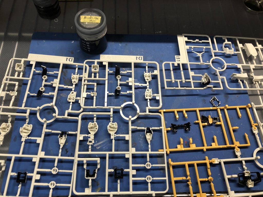 紳士たるもの、デリケートな装甲裏の処理も怠りません。ランナー状態からキチンと黒で塗り潰してあげます。