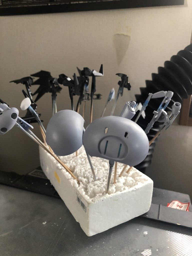 塗料はMGデスサイズヘル(EW版)の塗料レシピを元にしています

まずは全パーツにクレオス Mr.フィニッシングサーフェイサー ホワイトを塗った後に

黒→クレオス Mr.フィニッシングサーフェイサー ブラック
グレー→クレオス  エアクラフトグレー60%＋クレオス  ホワイト20%＋クレオス  パープル20%

ツノ→フィニッシングサーフェイサーブラックの上にガンダムマーカーゴールド

ビームサイズ→クレオス シルバーの上にガンダムマーカーメタリックイエローグリーン