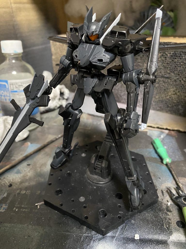 黒い部分はミッドナイトブルーでグレーっぽい所はネイビーブルーをベースにしています!