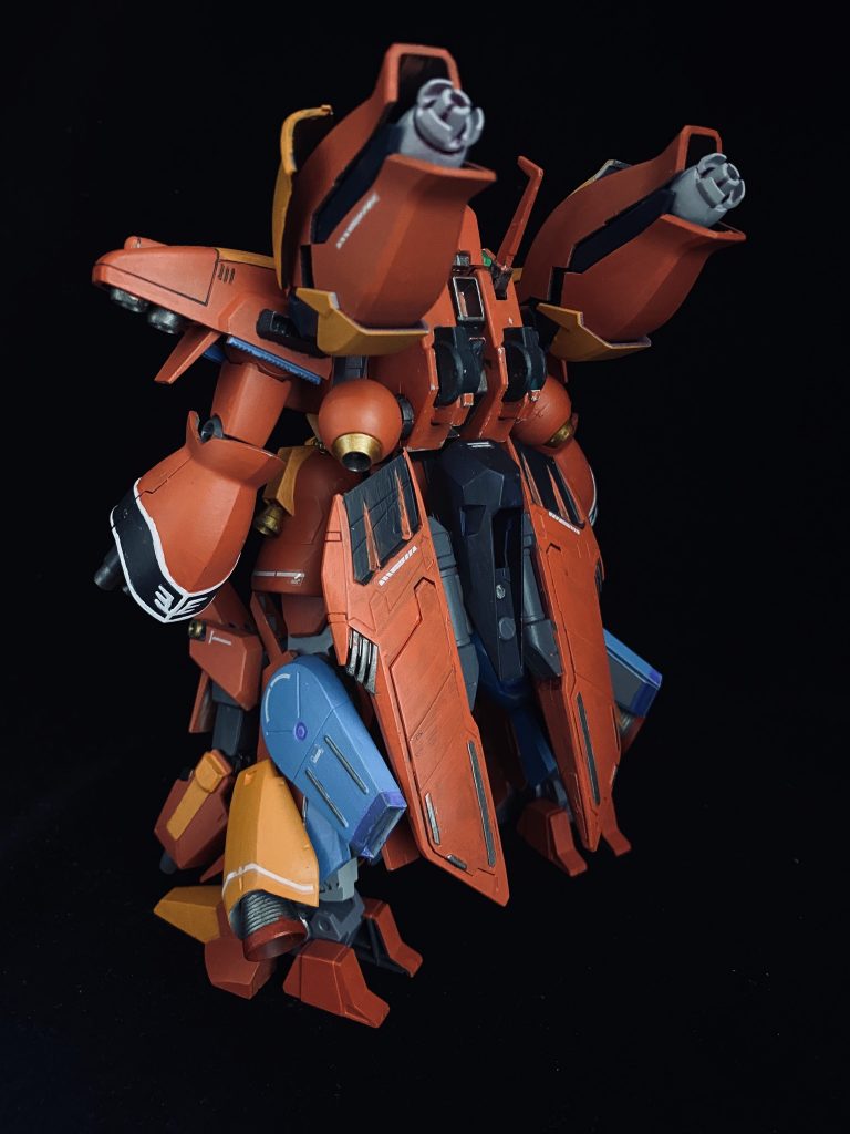 横と後ろから、基本はドーベンウルフ、ドライセンの組み合わせ。
顔はハイゼンスレイⅡのあまりパーツで強引に作りました。
後ろはスローネドライのパーツになります。
ローズピット塗り忘れとる!