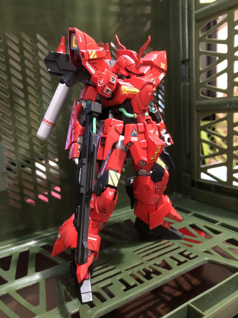 ほっそいサザビーって感じですかな✨