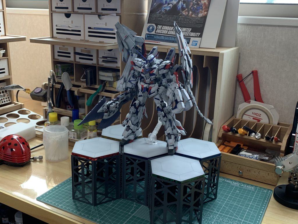 台座を含めるとこんな感じです。
デカい…