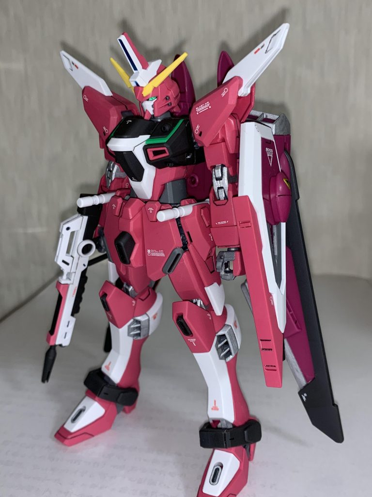 斜め前
素立ちで既にかっこいい...。塗装したことで関節のゲート跡が消えて見栄えは良くなったと思います。ツインアイは黒で塗装し艶消し後に付属のシールを切り取り使用、鶏冠センサーも同じです。個人的にコクピット部分の墨入れがかなりのお気に入りポイントです(´˘`*)