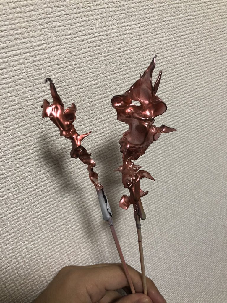 炎エフェクトも100均のプラ板に燃やして整形しました( ´ ꒳ ` )ﾉ色もマグマとだいたい同じでメタリックレッドを多めに気休め程度のフラットブラックで仕上げました