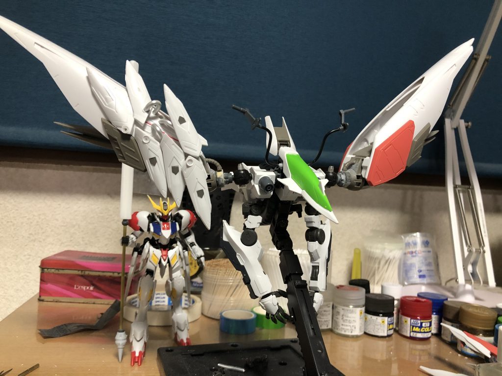 中でも大幅に弄ったメテオホッパー本体。ホッパー側に付属されているアームでは重さに耐えられないので、1/100のバルバトスの肩フレームを流用。重さに耐えられるようにネジでしっかりと固定しています。その際、ネジが悪目立ちしないように暗色に塗り替えました。