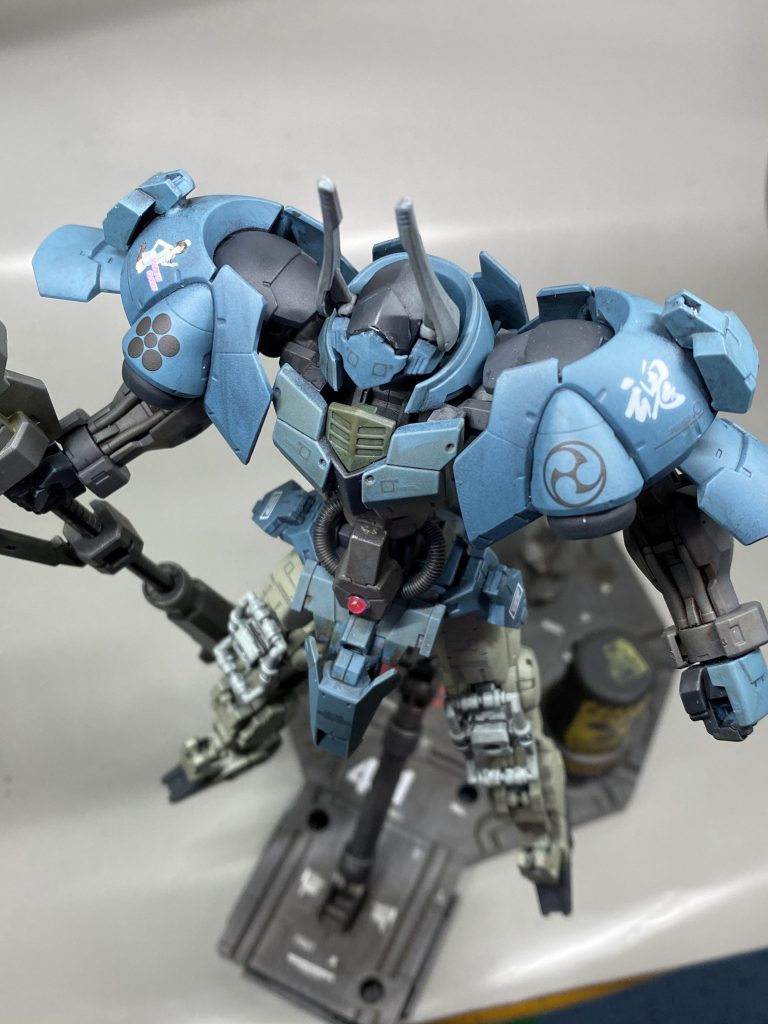 厄災戦時代のヘルムヴィーゲ同様にヴァルキュリアフレームを採用。対モビルアーマー用に機動性とパワーの両立が出来たが、かなりピーキーで搭乗者を選ぶ機体となった。
パイロットの死亡率の高さも相まって魂喰(ソウルイーター)の二つ名をもつ。