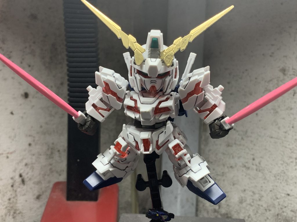 瞳を変えて二刀流ポーズ。
サーベルは蛍光ピンクで塗ってます！クリアパーツじゃないサーベルは新鮮です